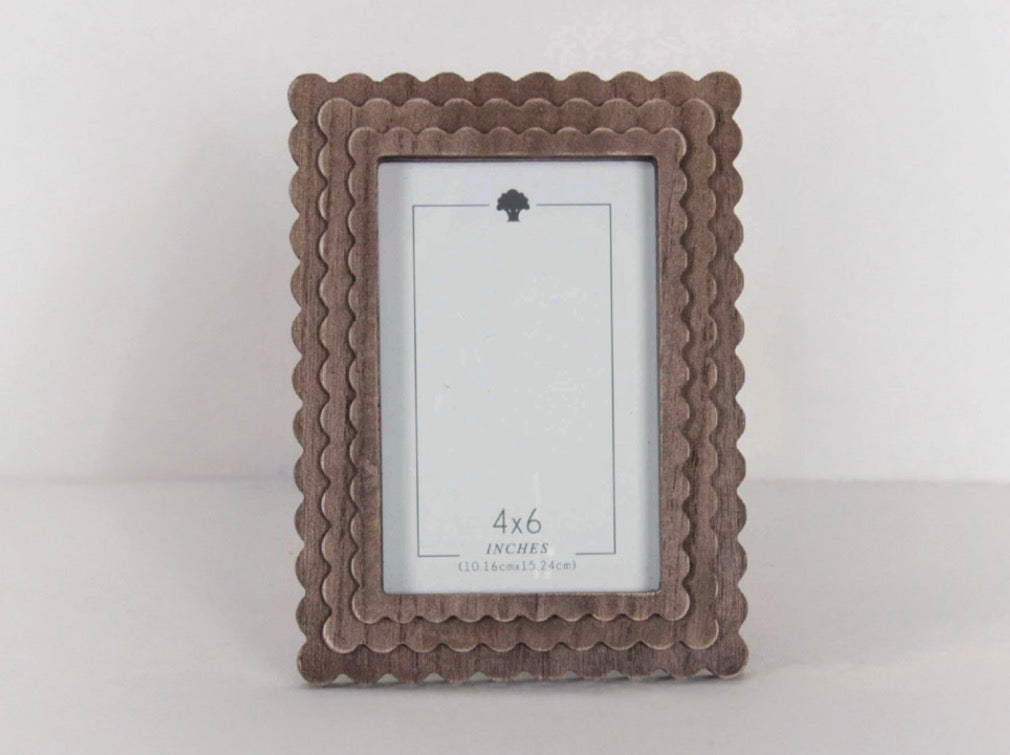 Scalloped white 4x6 Picture Frame