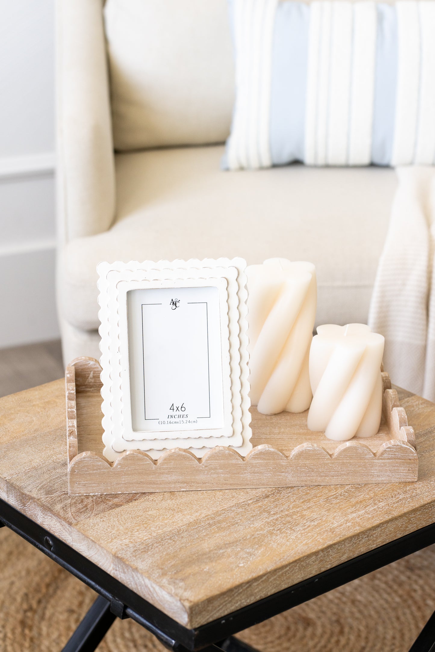 Scalloped white 4x6 Picture Frame