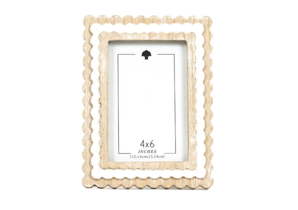Scalloped white 4x6 Picture Frame