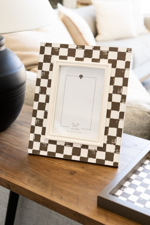 Wood photo frame for 5x7 pic, espresso/white check