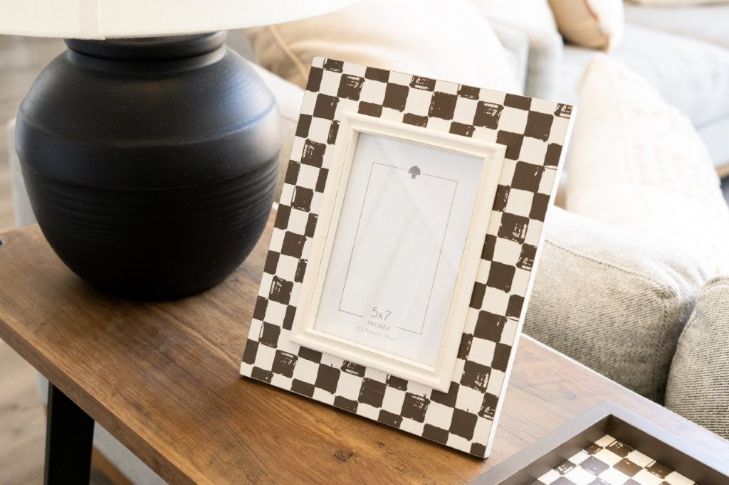 Wood photo frame for 5x7 pic, espresso/white check