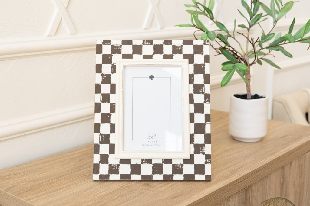 Wood photo frame for 5x7 pic, espresso/white check