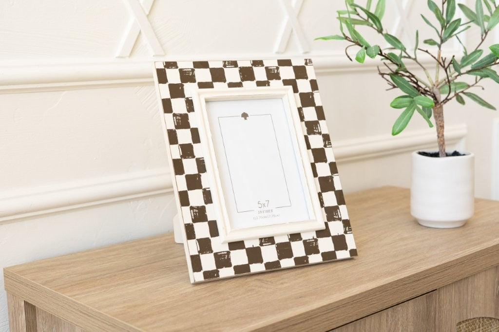 Wood photo frame for 5x7 pic, espresso/white check