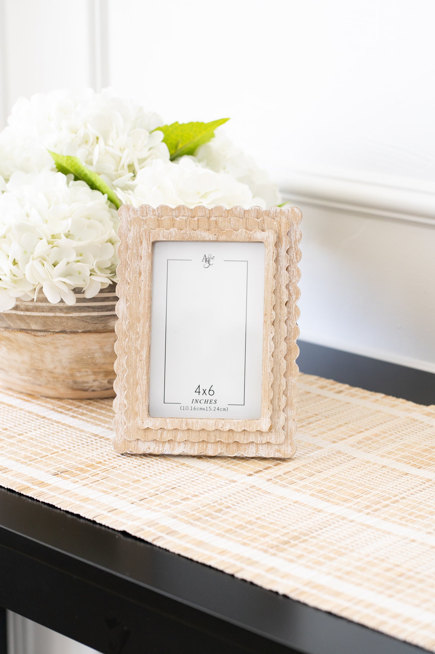 Scalloped white 4x6 Picture Frame
