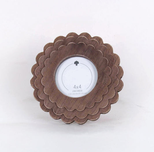 Round scalloped frame